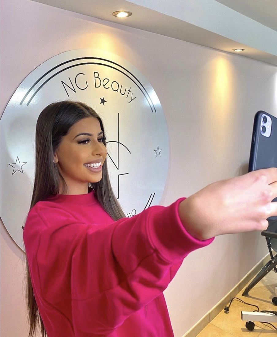 Cliente NG BEAUTY devant le studio