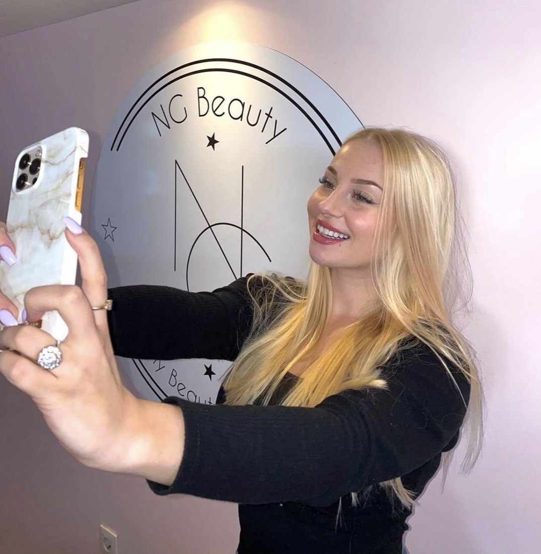 Cliente NG BEAUTY devant le studio